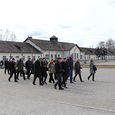 Ein Teil der Gruppe mit Bischof Manfred Scheuer auf dem Lagergelände von Dachau.