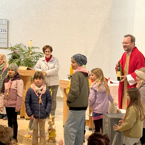 Kinder mit symbolischen Gegenständen...