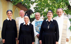 v.l.: P. Andreas Kolm, Abt. em. Gottfried Hemmelmayr OCist, P. Alois Mühlbachler; Sr. Gisela Radinger, Sr. Eleonore Nowak, Priorin Sr. Hanna Jurman