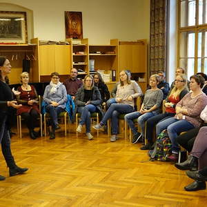 Andrea Latritsch-Karlbauer mit den Studierenden und Lehrenden des Konservatoriums für Kirchenmusik der Diözese Linz