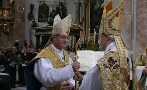 Erzbischof Alois Kothgasser spendete Manfred Scheuer (l.) am 14. Dezember 2003 im Innsbrucker Dom die Bischofsweihe.