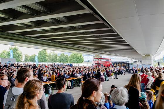 Festgottesdienst und Junia-Fest unter der Eisenbahnbrücke mit Bischof Manfred Scheuer / © Diözese Linz / Johannes Kienberger Zum Gottesdienst kamen hunderte Gäste.