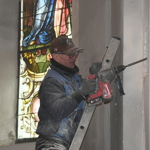Elektriker beim Leitung verlegen