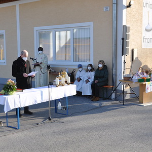 Am Vorplatz der Mehrzweckhalle