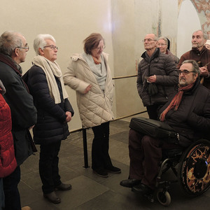 Begeisterte Zuhörer bei der Führung durch die Räumlichkeiten mit den wunderschönen romanischen Fresken