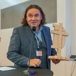 Diakon Alexander Niederwimmer, Sprecher der Diakone in der Diözese Linz und auf Österreich-Ebene, mit jenem Holzkreuz, das bei jeder Österreich-Tagung dabei ist.