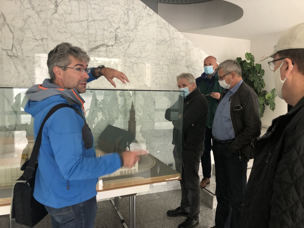 Hannes Rechenmacher erklärt die Struktur der KMB