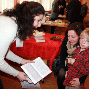 Kinder bei der Buchaustellung