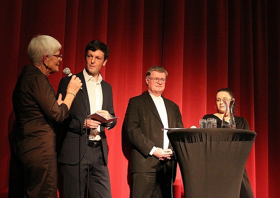 Andreas Schmoller (Leiter Jägerstätter Institut KU Linz, 2. v. l.) und Nora Bruckmüller (OÖN, r.) mit Bischof Manfred Scheuer und Jägerstätter-Biografin Erna Putz. 