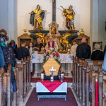 Im Hintergrund v.l.: Bischof Manfred Scheuer und Wilhelm Vieböck, ehemaliger Pastoralamtsdirektor und Bischofsvikar und langjähriger Weggefährte von Josef Mayr auch im Domkapitel.