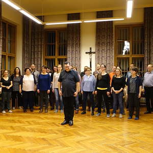 Martin Kaltenbrunner mit dem Chor des Konservatoriums für Kirchenmusik der Diözese Linz