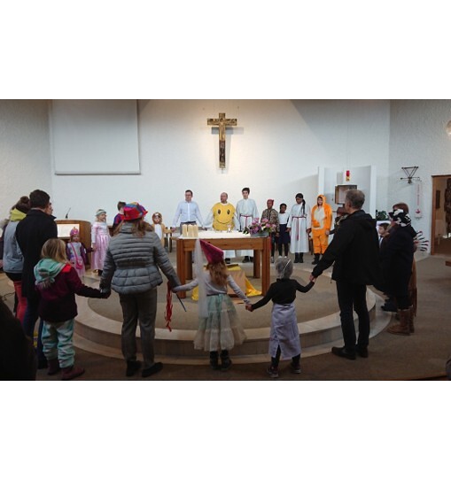 Gottesdienst am Faschingssonntag Faschingsnarren beim Vater unser rund um den Altar