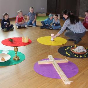 Jahresfestkreistreffen - hier der Osterfestkreist - bringen den Kindern die christlichen Feste mit allen Sinnen näher.