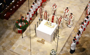 Eucharistiefeier beim geweihten Altar