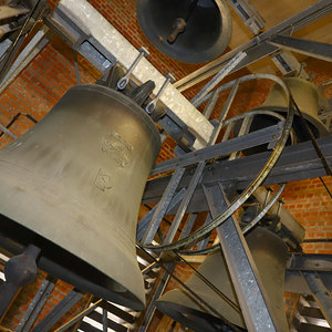 Die Josefs- (1740kg, cis´), Marien- (1047kg, e´), Adalbero- (725kg, fis´) und Johannesglocke (477kg, a´) im Kirchturm.
