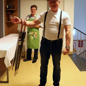 Föhnfarisur trifft Schulterpolster - Das Motto dieses Festes