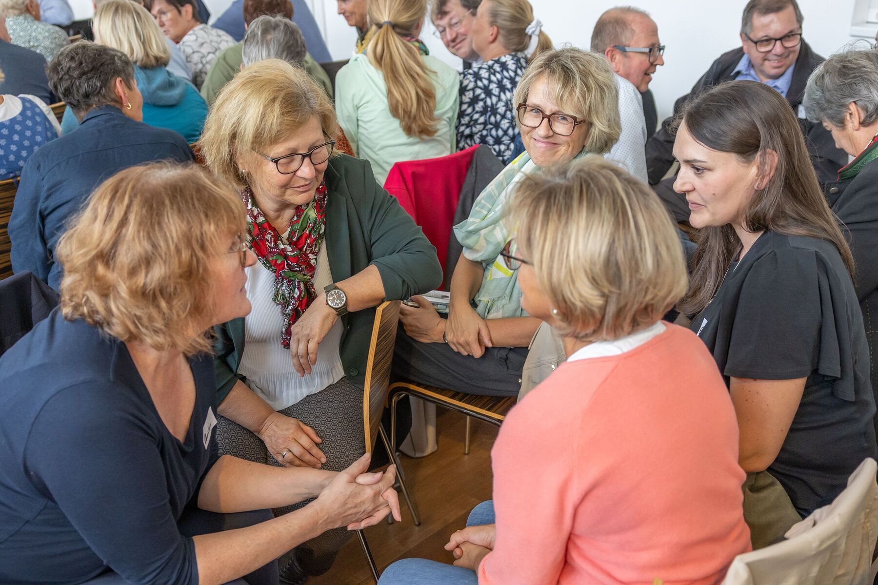 Bei der Startveranstaltung des Dekanats Reichersberg war Zeit für Fragen und für Austausch.