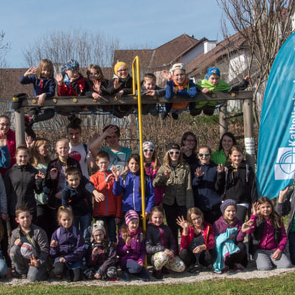 Kinder mit GPS-Geräten in Kirchdorf unterwegsGeocachen stand am Programm der Dekanatsveranstaltung der Jungschar. Vom Pfarrheim Kirchdorf aus starteten 25 Kinder aus den Orten Steinbach/Ziehberg, Micheldorf, Inzersdorf und Kirchdorf mit ihren Beglei