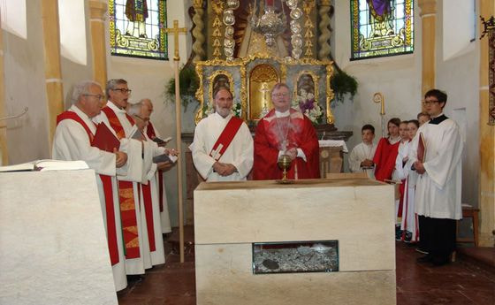    Bischof Manfred Scheuer bei der Altarweihe in St. Radegund                            