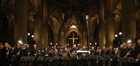 Es musizierten der Domchor Linz, der Hard-Chor Linz (Leitung: Alexander Koller) und ein Bläserensemble der Linzer Dommusik unter der Gesamtleitung von Domkapellmeister Josef Habringer. 