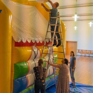 Aufbau der Hüpfkirche im Pfarrsaal