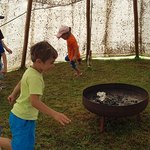 Kinder beim Spielen im Indianertipi
