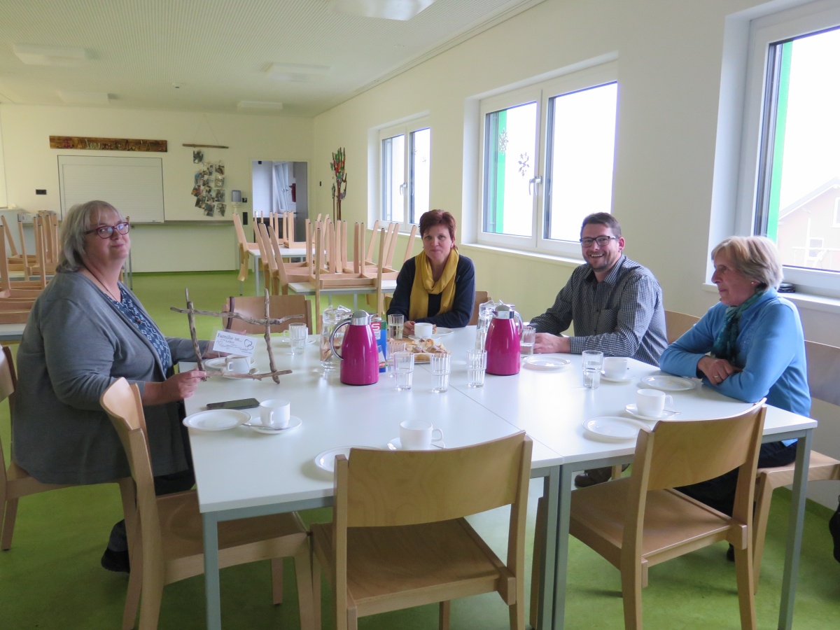 Ein Teil des Teams der KFB Ottnang überreicht den Erlös vom Glühweinstand in der Höhe von 500,-- Euro an die Lebenshilfe in Haag.