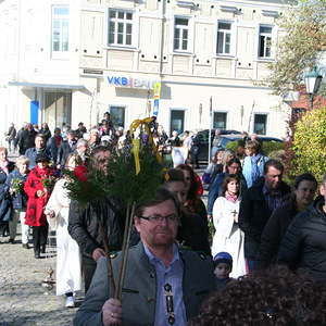 Palmweihe vor der Kirche
