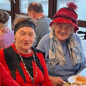 zwei verkleidete Personen