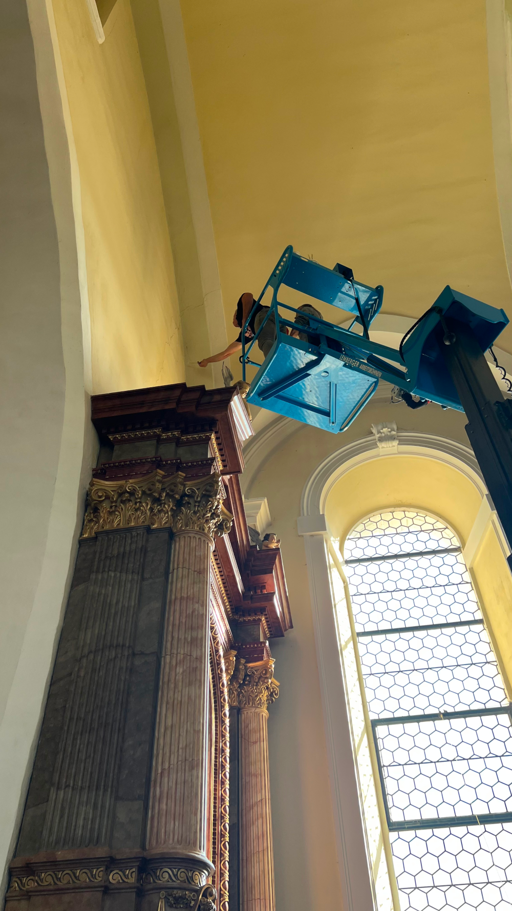 Reparaturarbeiten im Inneren der Kirche