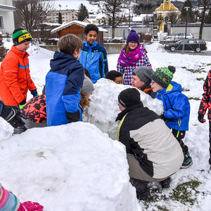 Die Jungschar Kirchdorf mit Schneespielen in der Gruppenstunde