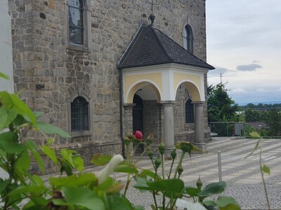 Kircheneingang mit Blume