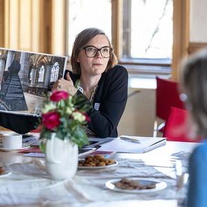 Eines von vielen Science-Cafés am Nachmittag der Tagung:  Thema 'Kunst und Kirche' mit Theologin Martina Resch. Sie forscht u.a. zur Rolle von Kirchenräumen im Spannungsfeld von Kunst, Kultur und Gemeinschaft.