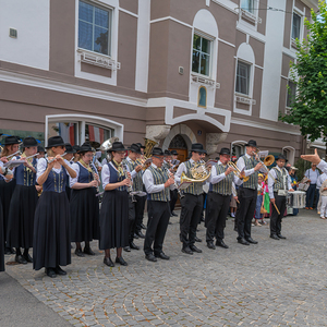 Fronleichnam Pfarre Kirchdorf an der KremsBild: Stadtkapelle Kirchdorf an der Krems spielt beim Gottesdienst und Prozession