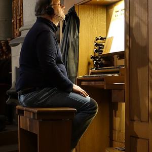 Heinrich Reknagel an der Chororgel...