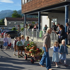 Die Kindergartenkinder mit den Pädagoginnen beim Festeinzug