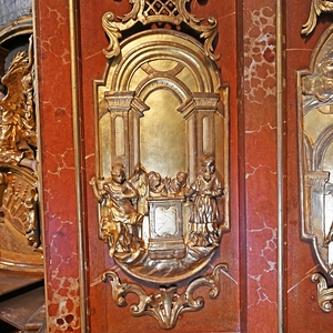 Holzrelief am Hochaltar: Engel Gabriel erscheint dem Zacharias