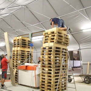 Exakte Positionierung des neuen Altars auf der Altarinsel