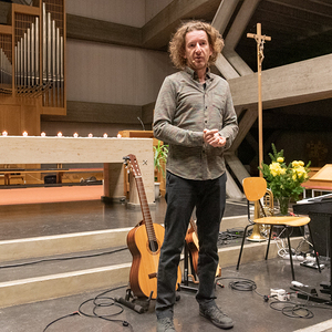 Kabarettist Thoma Franz-Riegler in der Ennsleitner Kirche