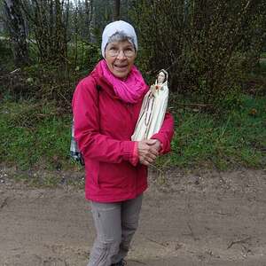 Monika mit Marienstatue
