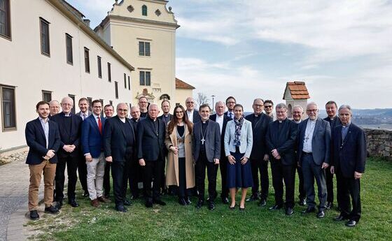 Die österreichischen Bischöfe mit Vortragenden vom Studientag. 