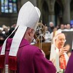 Manfred Scheuer am Sarg des verstorbenen Altbischofs Maximilian Aichern.