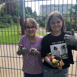 Zwei fleißige Müllsammlerinnen