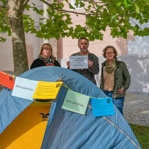 Sichtbarer Hinweis zum Tag der Flucht am Kirchenplatz in Kirchdorf an der Krems