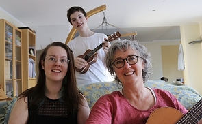 Lucia Weber und ihre Kinder Judith und Samuel beim 'Corona-Gstanzl-Singen' für den guten Zweck