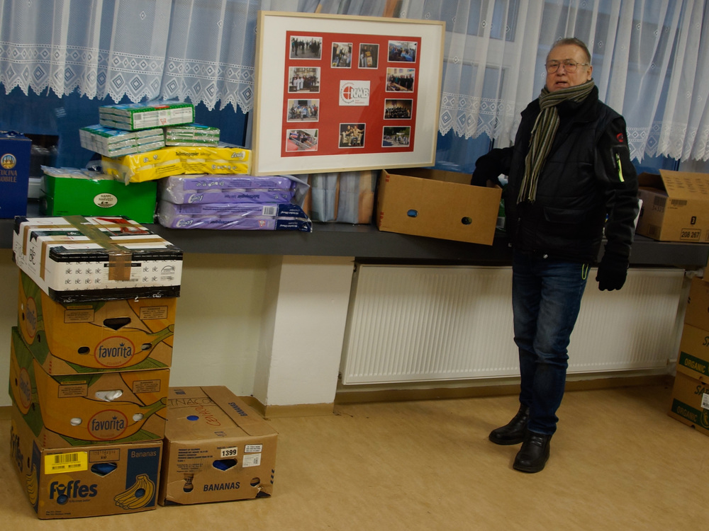 Der Organisator Toni Leitner im Pfarrzentrum Münichholz mit Waren zum Ausliefern