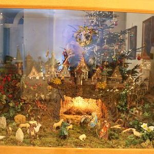 Viele Hände bereiten Weihnachten in der Kirche vor