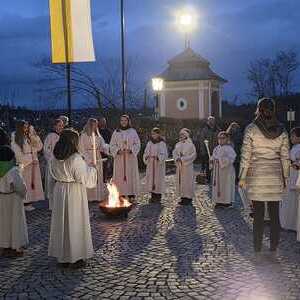 Die Osterkerze wird am Osterfeier entzündet