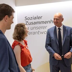 Linz, 22. Juni 2026 – Anlässlich des Welttags gegen Kinderarbeit besuchte die Initiative „Kinderarbeit stoppen!“ Landesrat Dr. Christian Dörfel, um zu konkreten politischen Maßnahmen aufzurufen.v.l.n.r. Herbert Wasserbauer (Referent Anwaltschaft DK