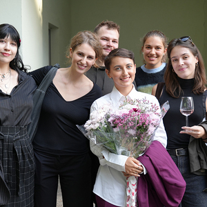 Artist in Resindence Eleonora Hrybniak mit Freund:innen